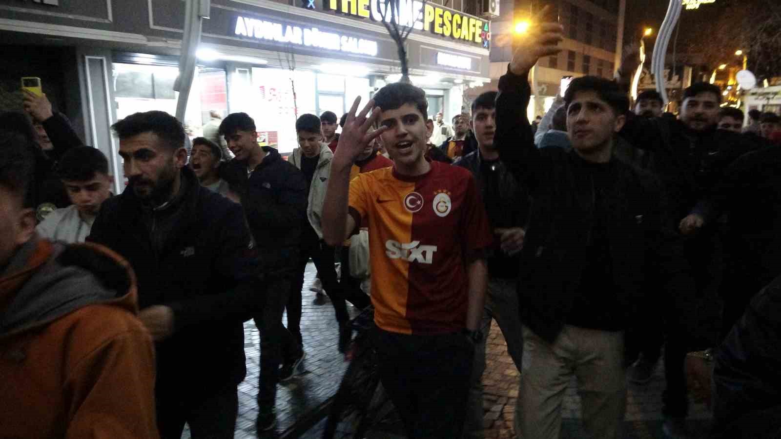 Van’da Galatasaraylı taraftarların derbi sevinci
