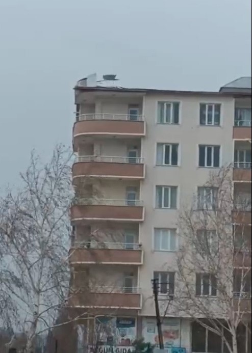 Muş’ta fırtına çatıları uçurdu