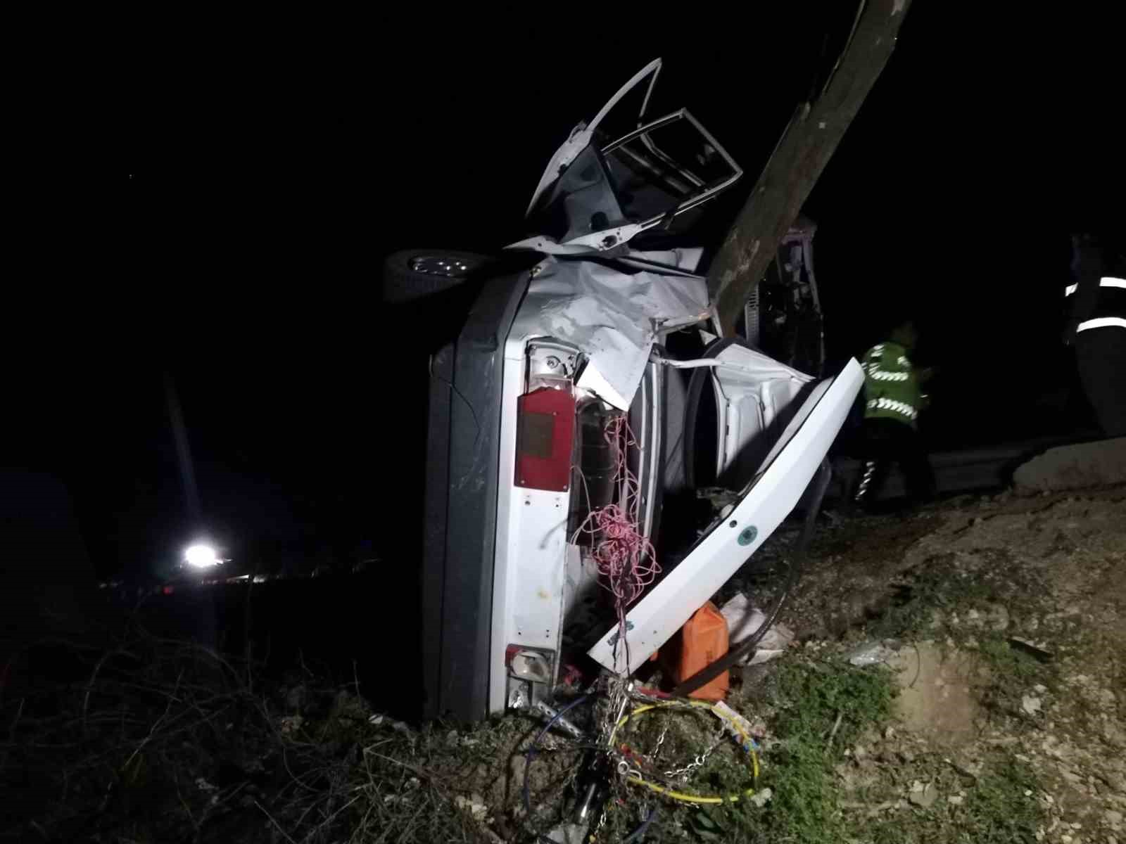 Malatya’da otomobil aydınlatma direğine çarptı: 1 ölü, 2 yaralı