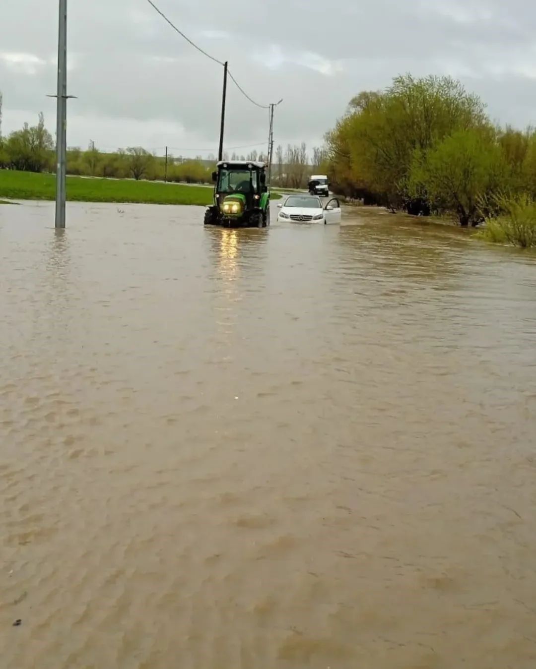 Tutak’ta yağmur köy yolunu göle çevirdi