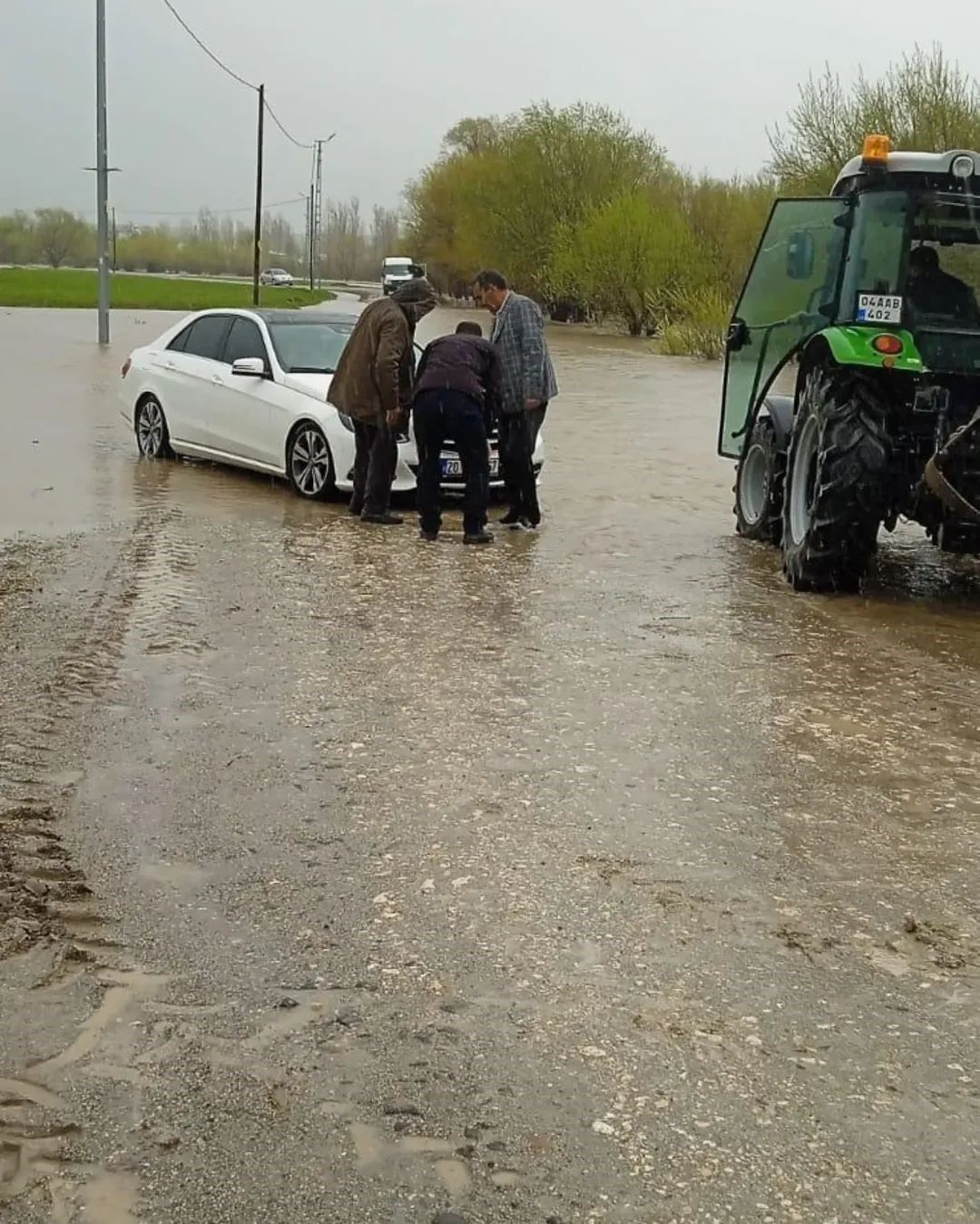 Tutak’ta yağmur köy yolunu göle çevirdi