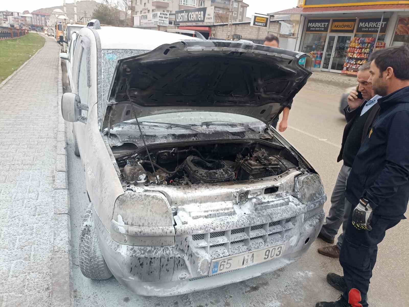 Van’da seyir halindeki aracın motoru yandı