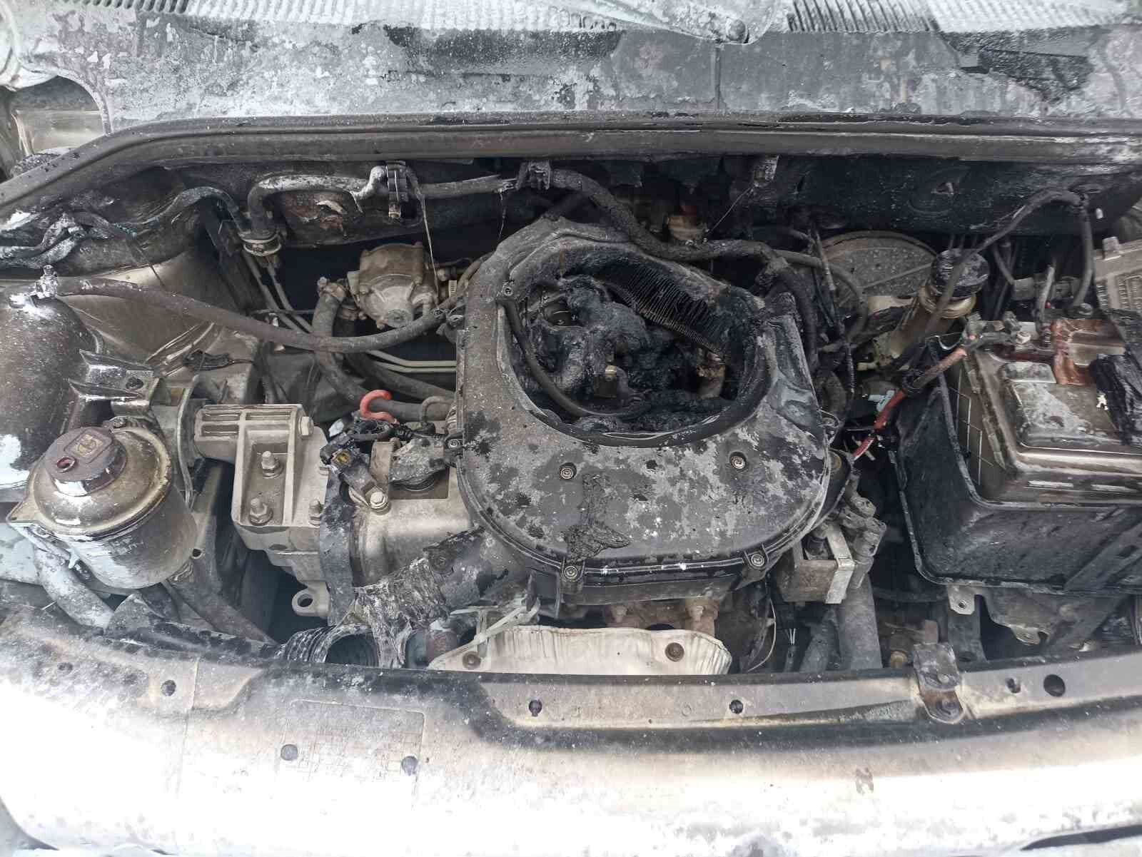 Van’da seyir halindeki aracın motoru yandı