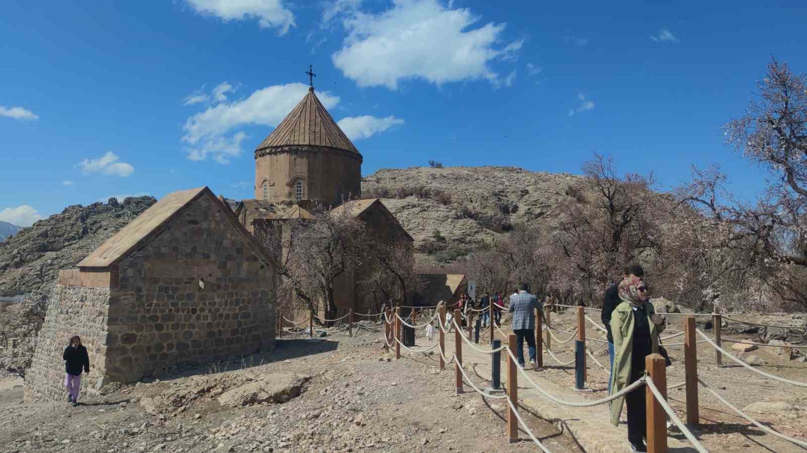 Akdamar Adası’nda bayram tatili yoğunluğu