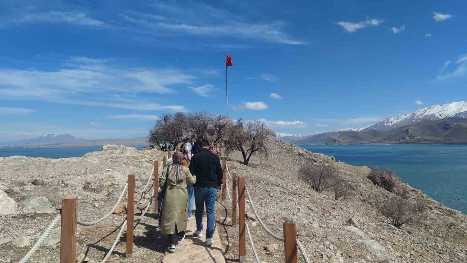 Akdamar Adası’nda bayram tatili yoğunluğu