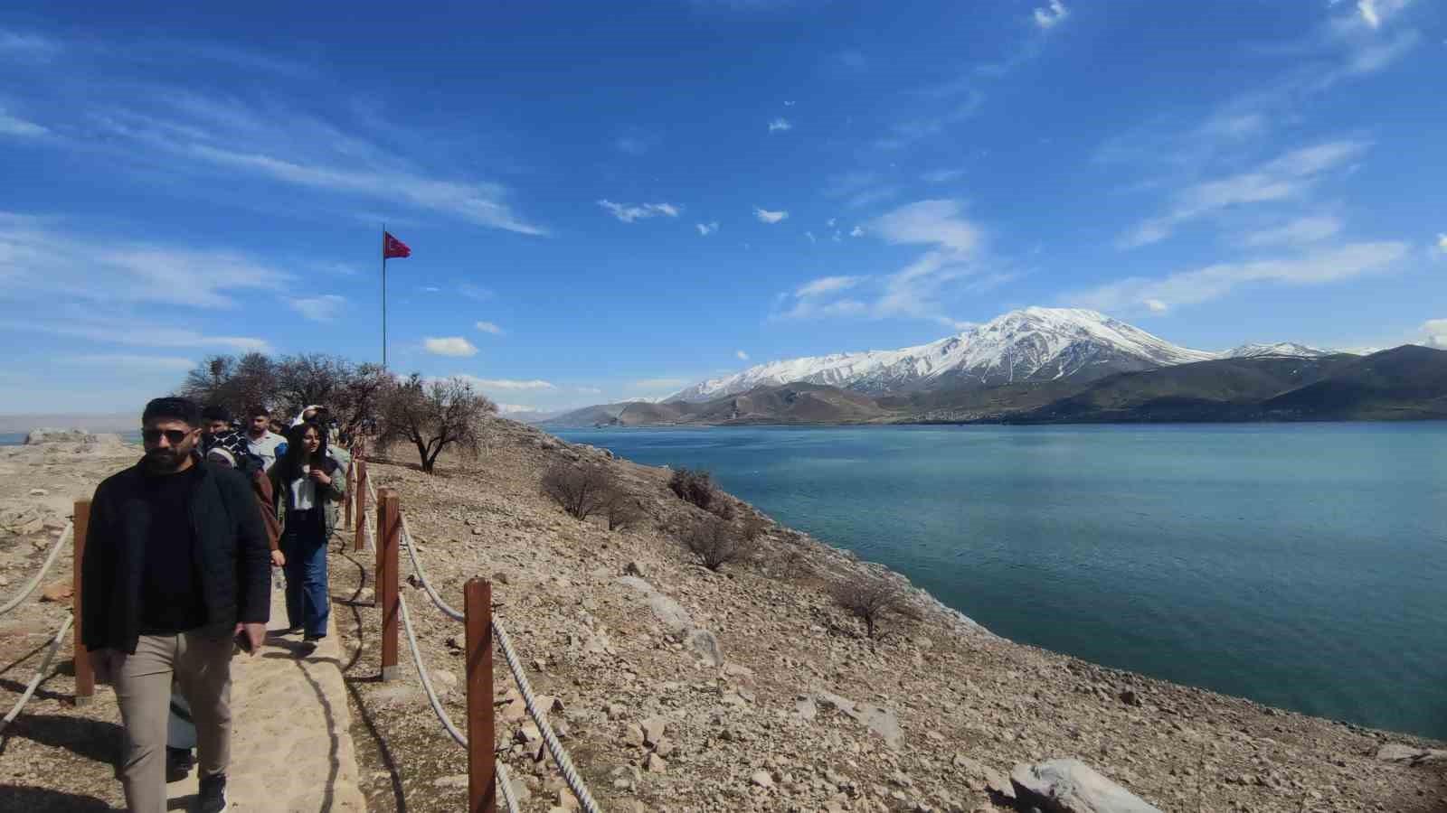 Akdamar Adası’nda bayram tatili yoğunluğu