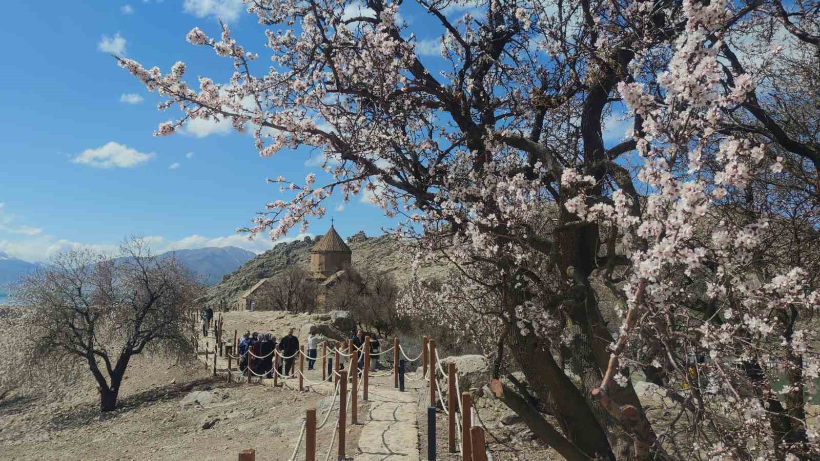 Akdamar Adası’nda bayram tatili yoğunluğu