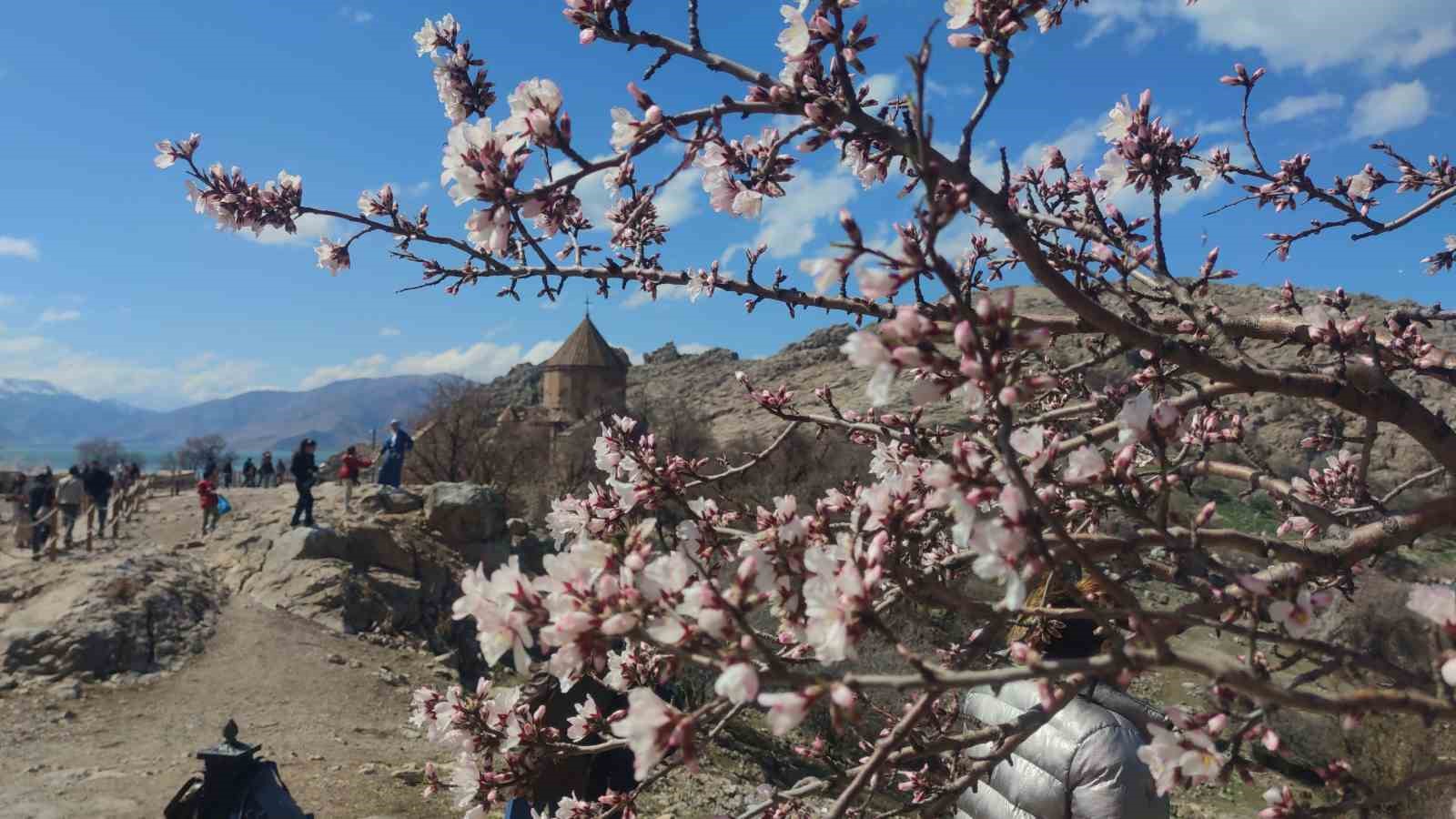 Akdamar Adası’nda bayram tatili yoğunluğu