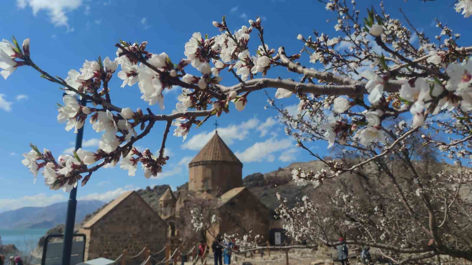 Akdamar Adası’nda bayram tatili yoğunluğu