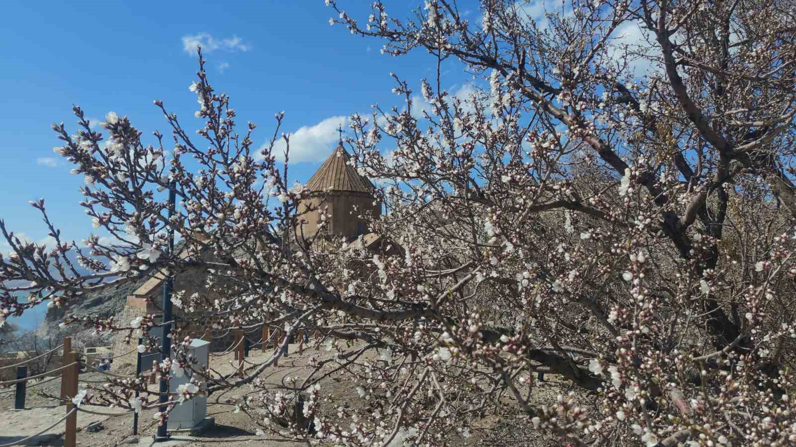 Akdamar Adası’nda bayram tatili yoğunluğu
