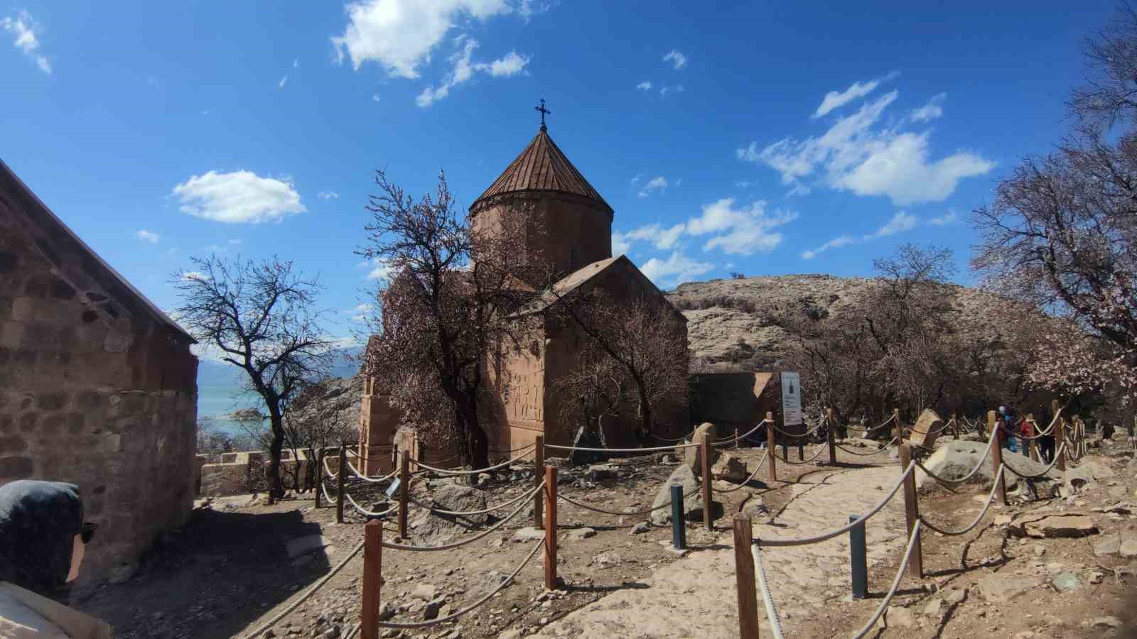 Akdamar Adası’nda bayram tatili yoğunluğu