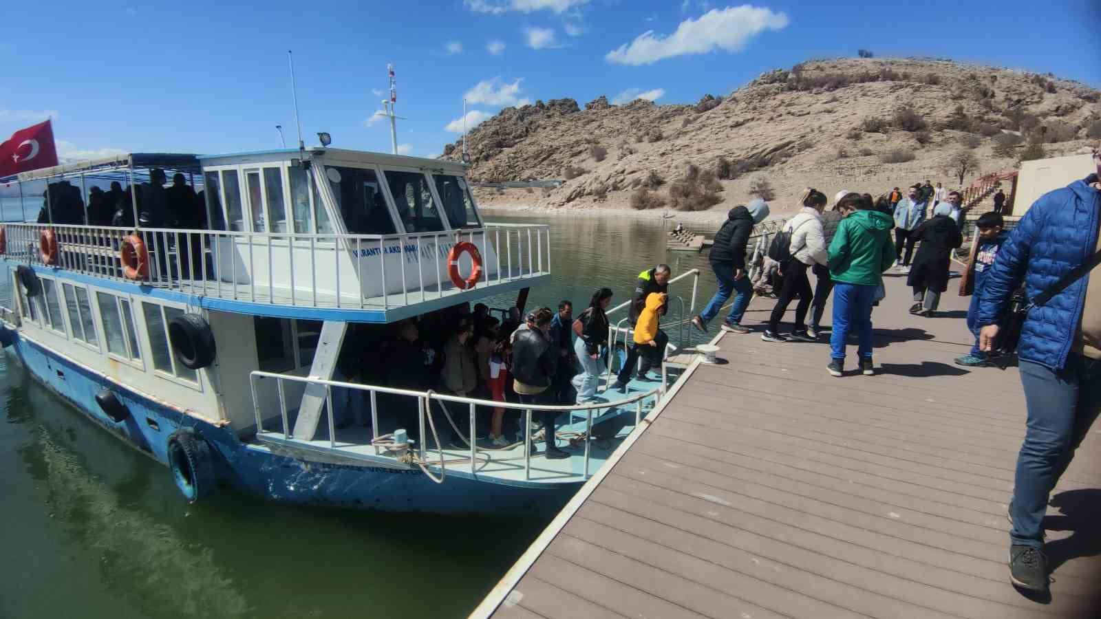 Akdamar Adası’nda bayram tatili yoğunluğu