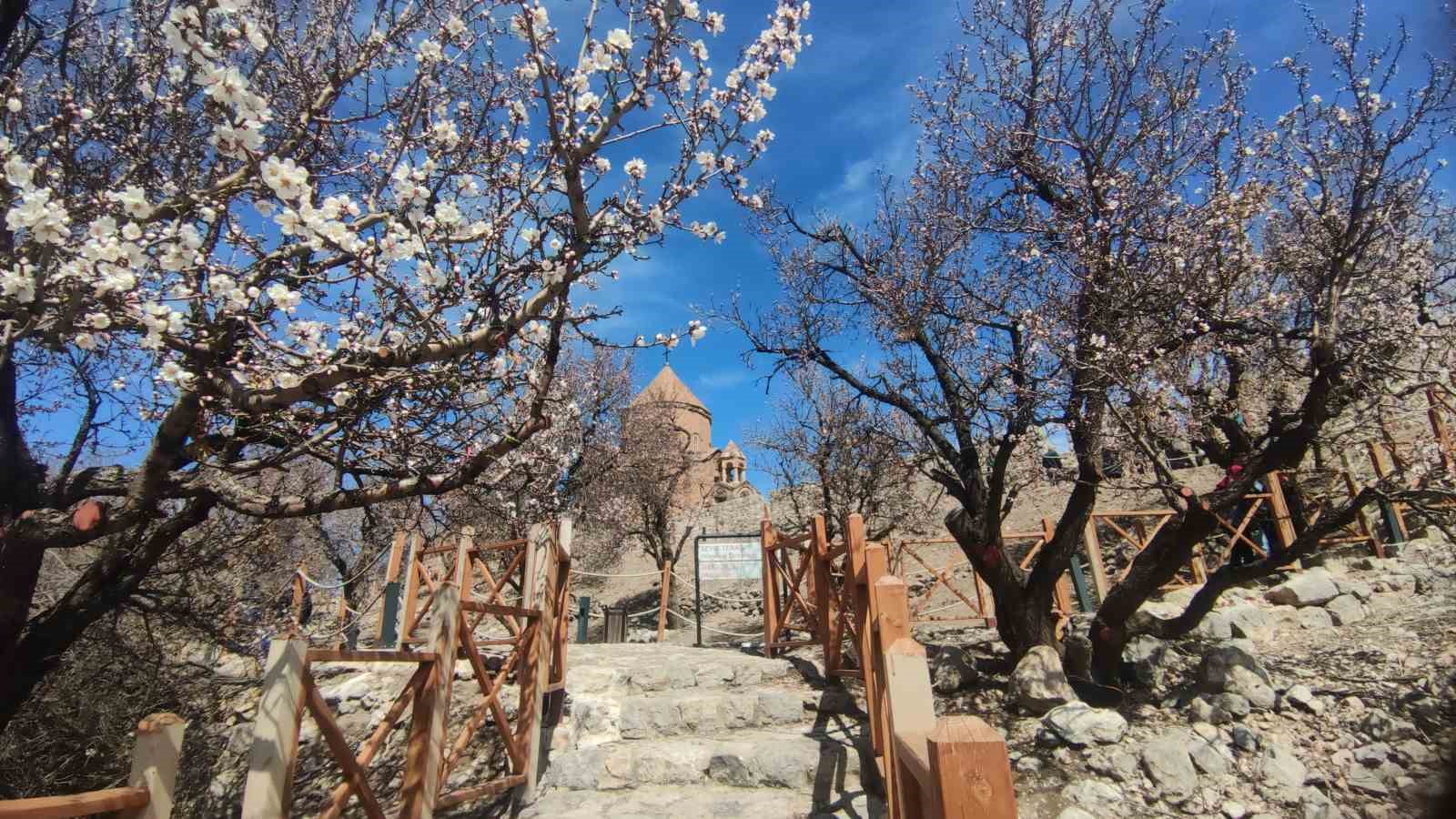 Akdamar Adası’nda bayram tatili yoğunluğu