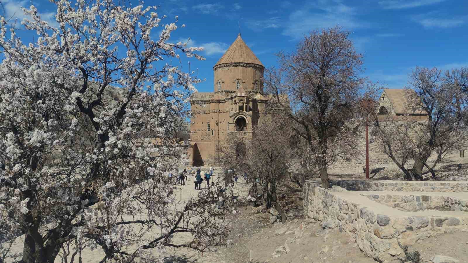 Akdamar Adası’nda bayram tatili yoğunluğu