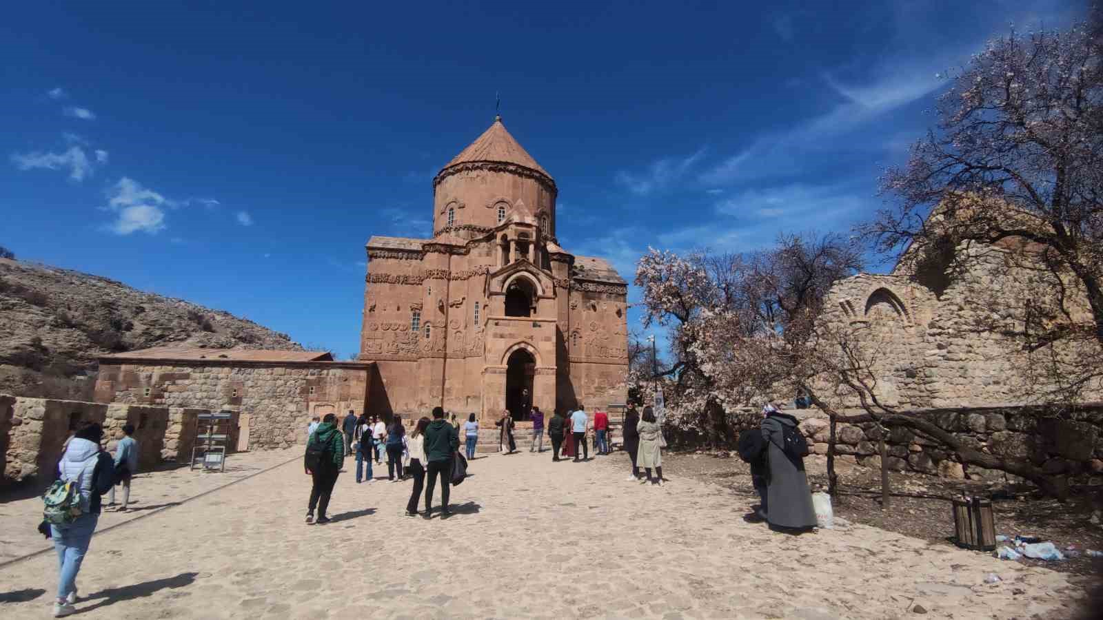 Akdamar Adası’nda bayram tatili yoğunluğu