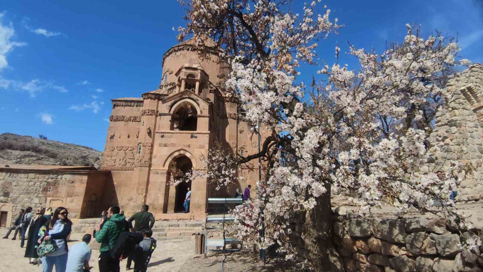 Akdamar Adası’nda bayram tatili yoğunluğu