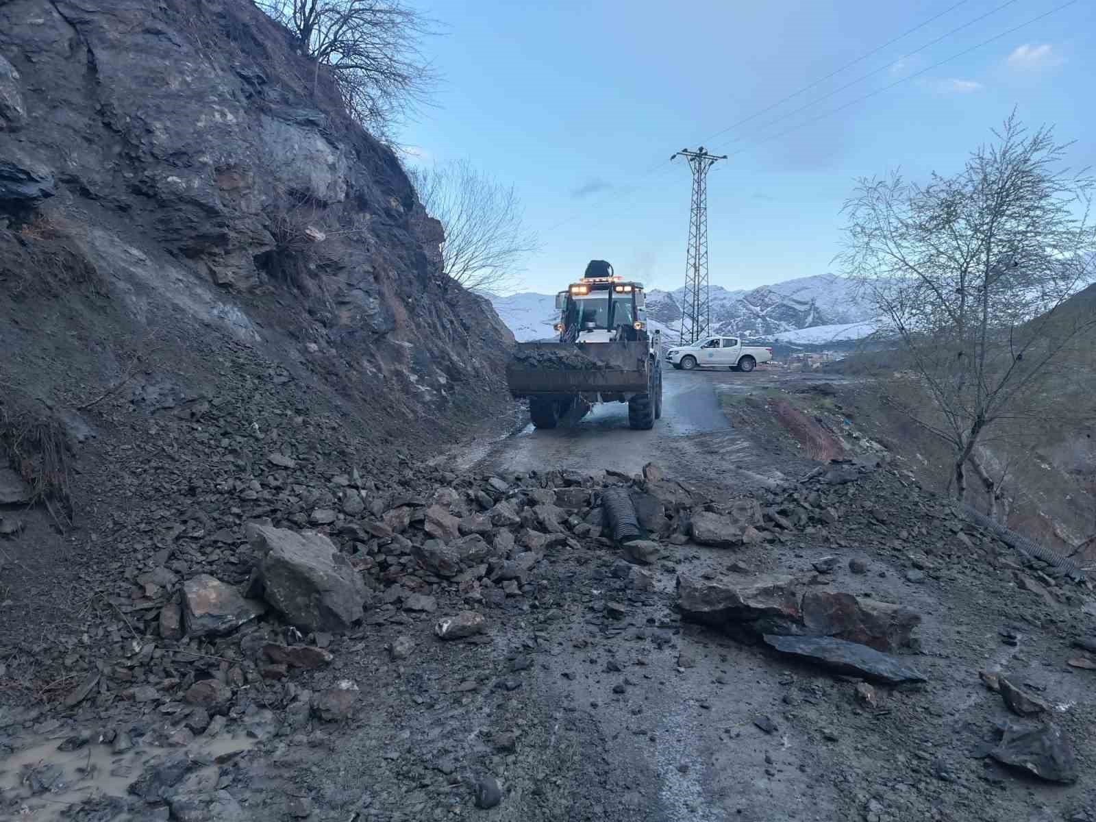 Hakkari’de yola düşen kayalar temizlendi