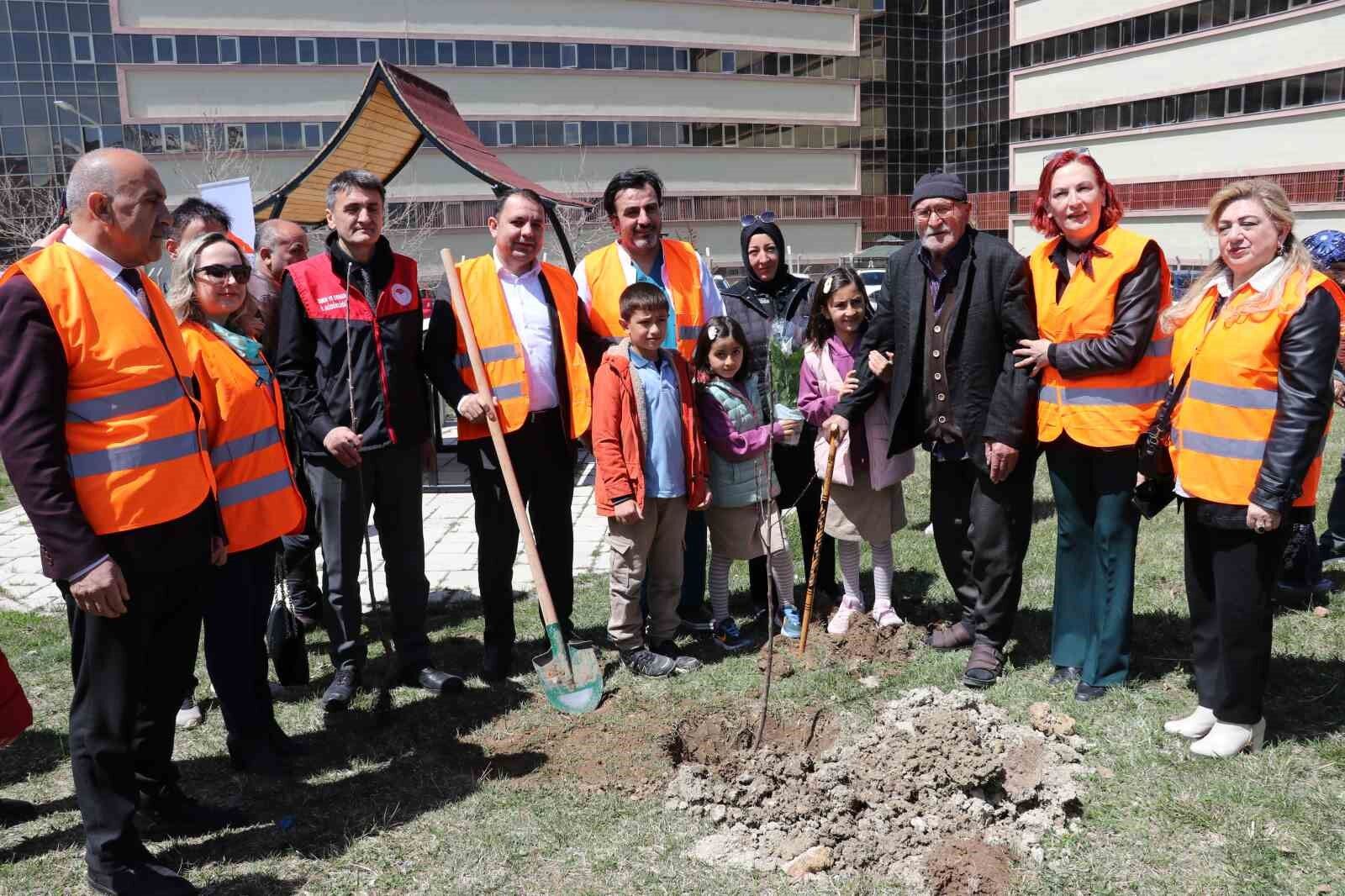 Van’da Alzheimer hastaları, nöroloji ve psikiyatri hastaları için meyve bahçesi oluşturdu