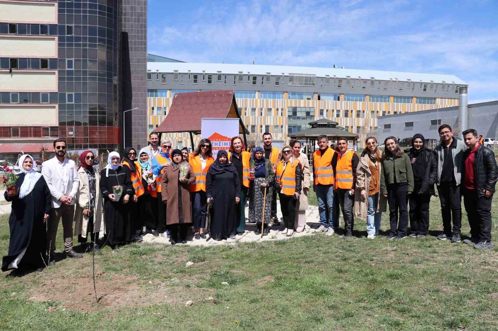 Van’da Alzheimer hastaları, nöroloji ve psikiyatri hastaları için meyve bahçesi oluşturdu