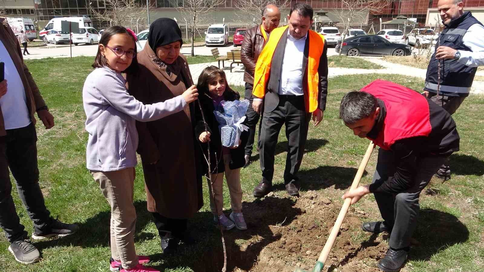 Van’da Alzheimer hastaları, nöroloji ve psikiyatri hastaları için meyve bahçesi oluşturdu
