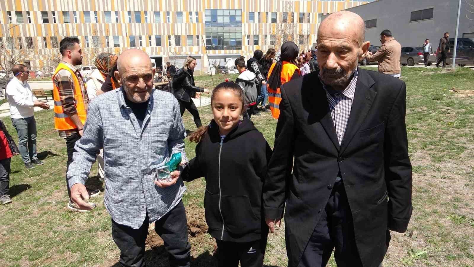 Van’da Alzheimer hastaları, nöroloji ve psikiyatri hastaları için meyve bahçesi oluşturdu