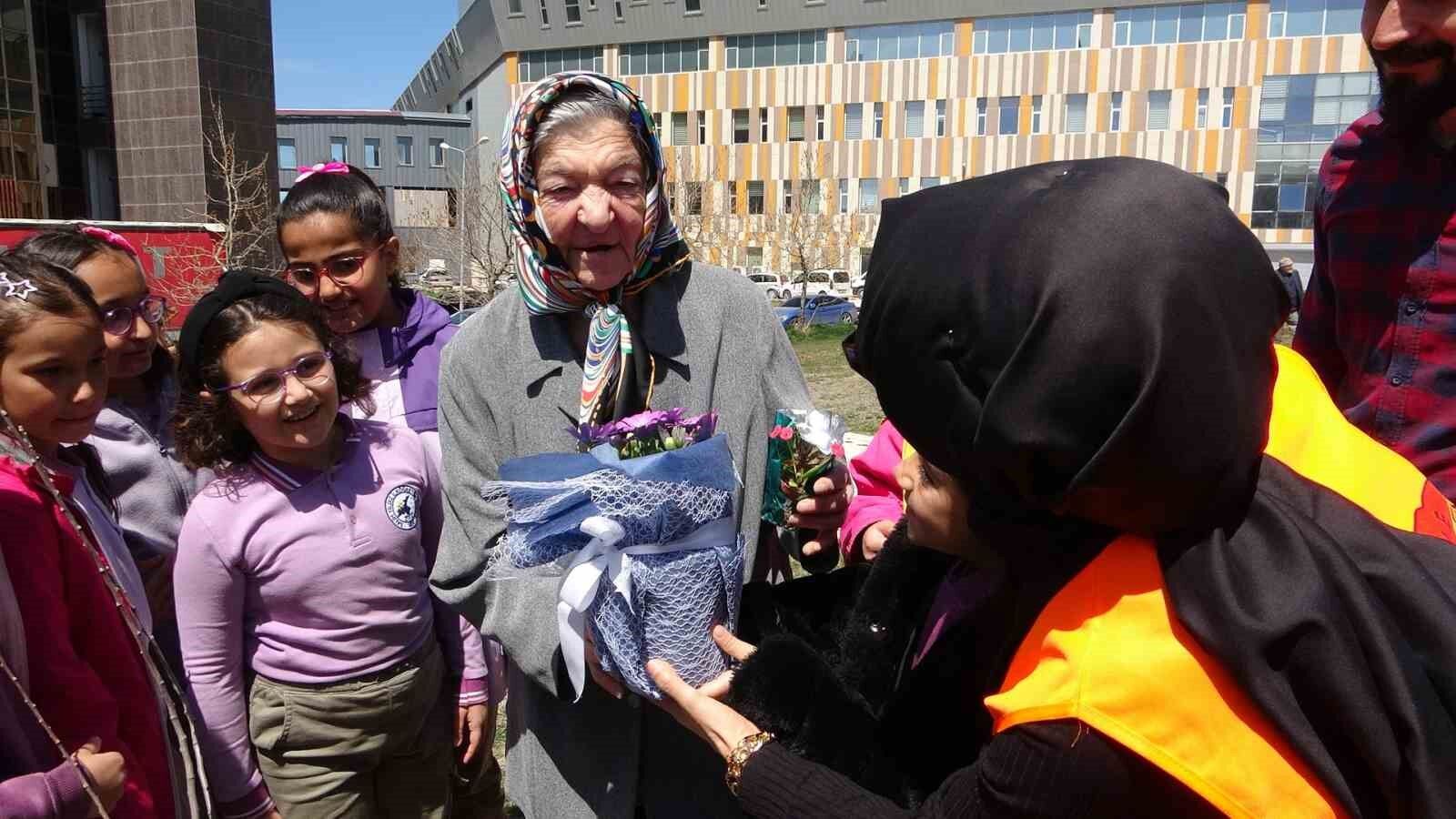 Van’da Alzheimer hastaları, nöroloji ve psikiyatri hastaları için meyve bahçesi oluşturdu