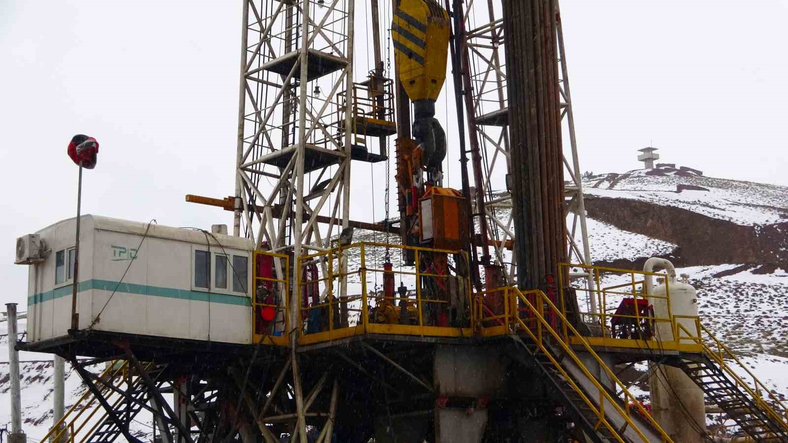 Van’da petrol arayışı: 200 tonluk dev sondaj kulesi kuruldu