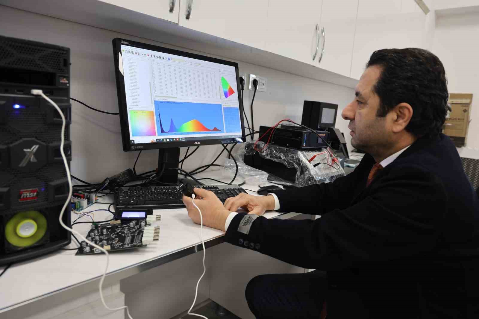 Türk profesörden bir ilk daha: Sarılık hastalığı tedavisi için fotonik sistem geliştirdi