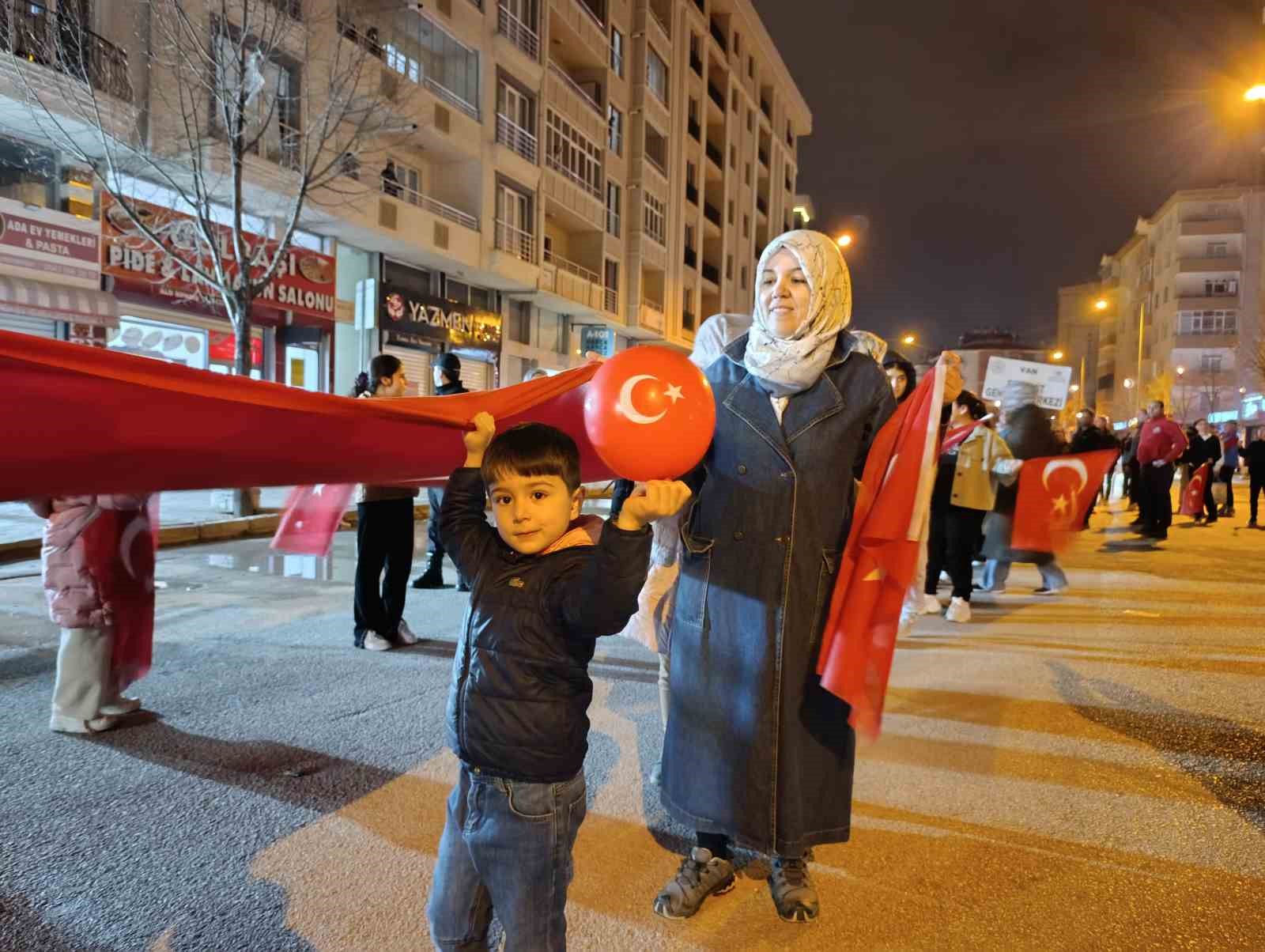 Van’ın kurtuluş yıl dönümünde fener alayı düzenlendi
