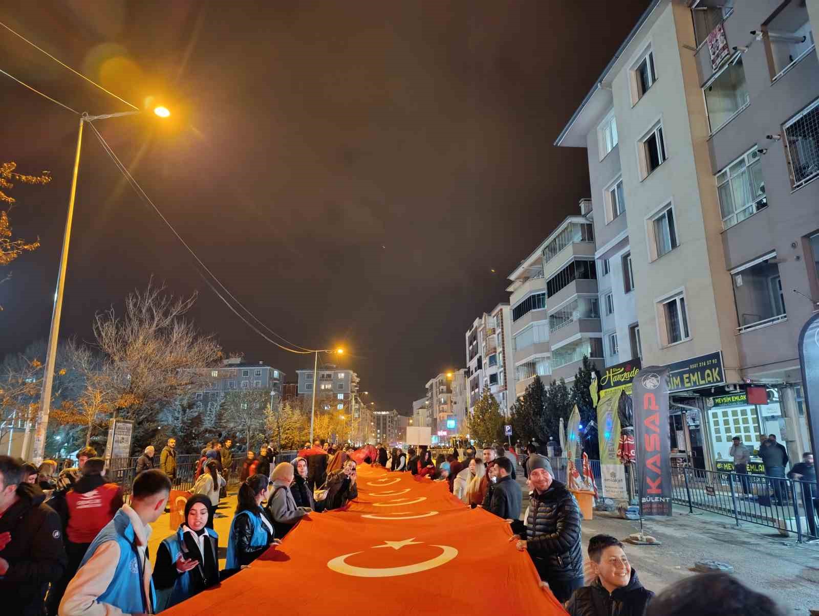 Van’ın kurtuluş yıl dönümünde fener alayı düzenlendi