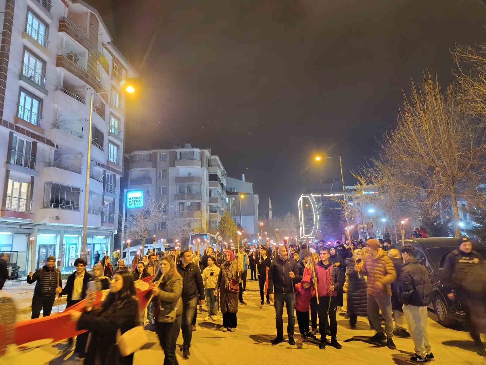Van’ın kurtuluş yıl dönümünde fener alayı düzenlendi