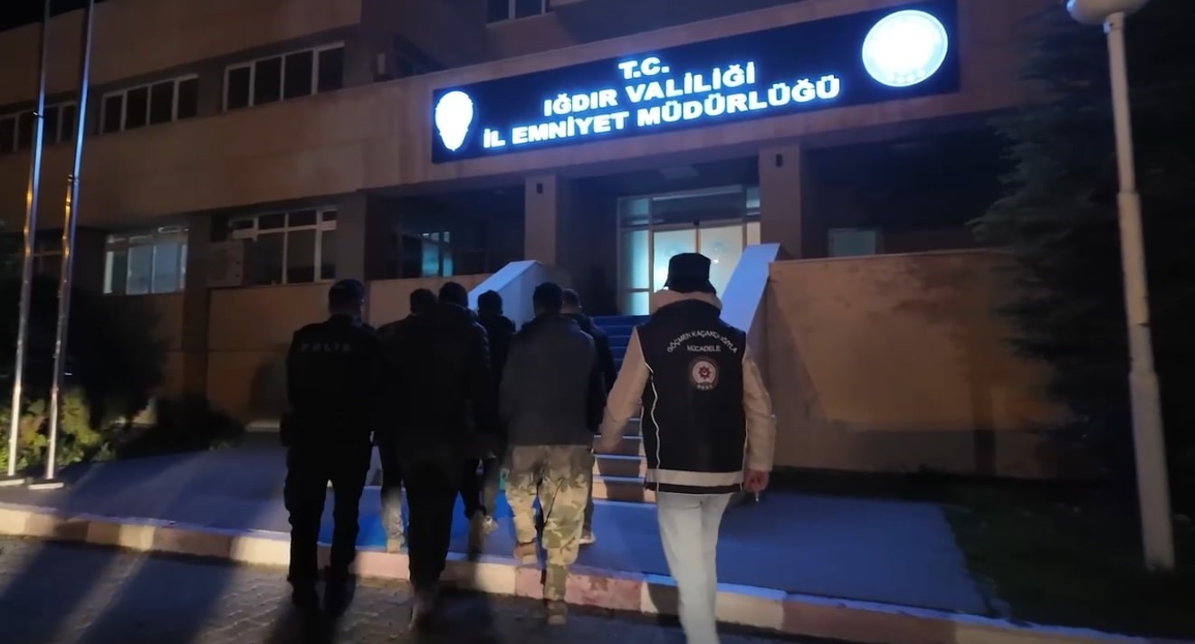 Patates çuvallarının altından kaçak göçmenler çıktı