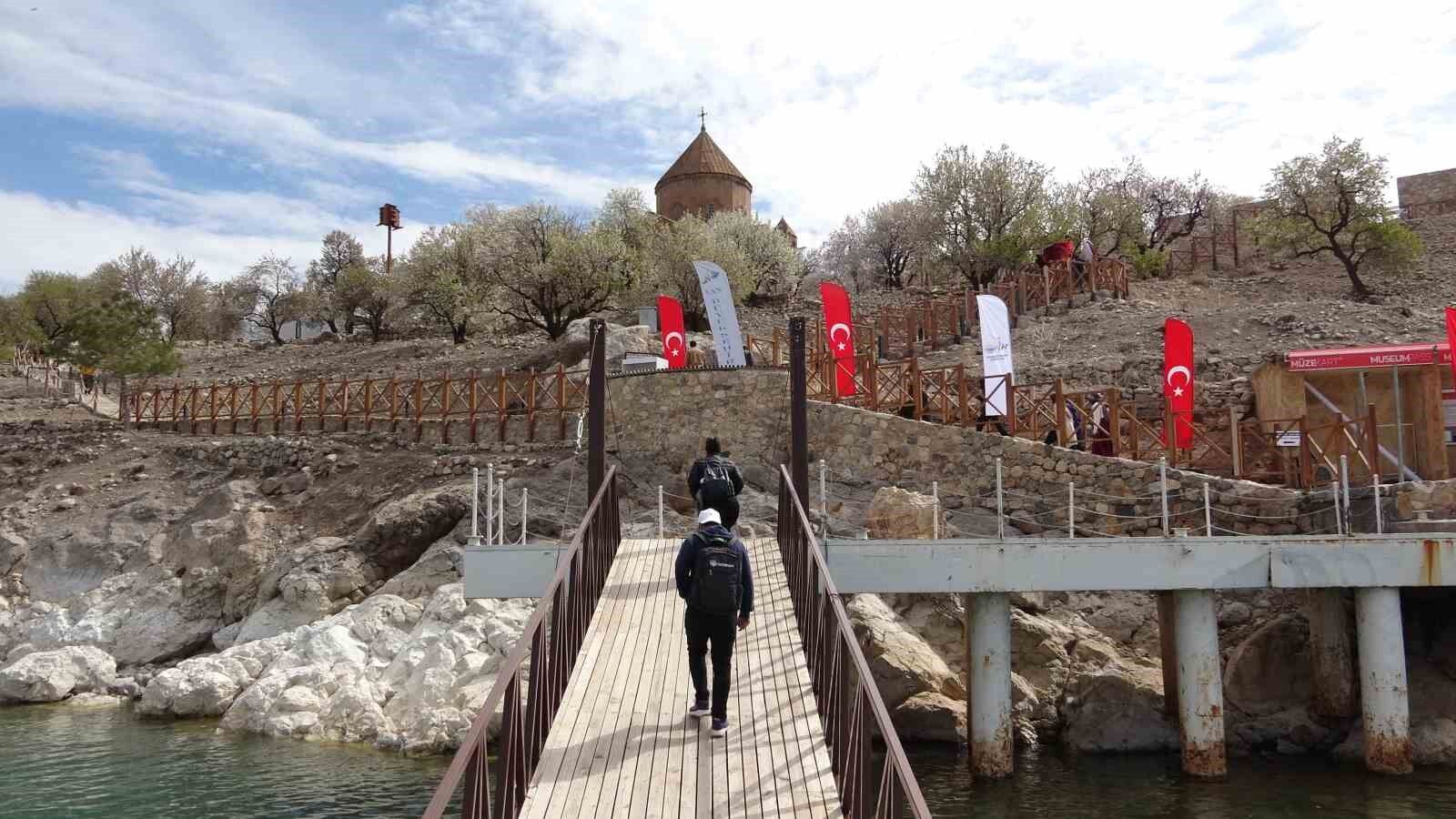 Akdamar Adası Badem Çiçeği Festivali’yle şenlendi