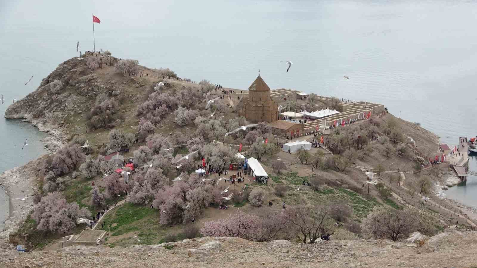 Akdamar Adası Badem Çiçeği Festivali’yle şenlendi