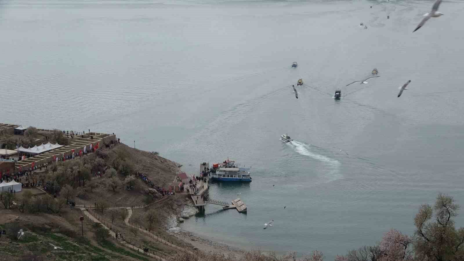 Akdamar Adası Badem Çiçeği Festivali’yle şenlendi