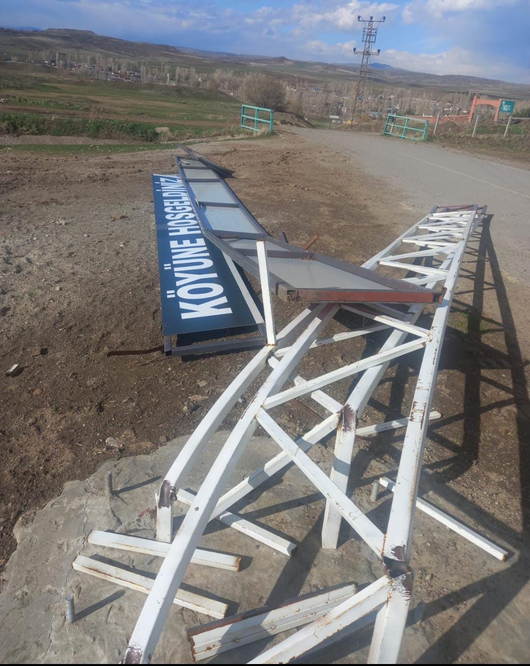 Akyaka’da rüzgar ısı sitemlerini uçurdu