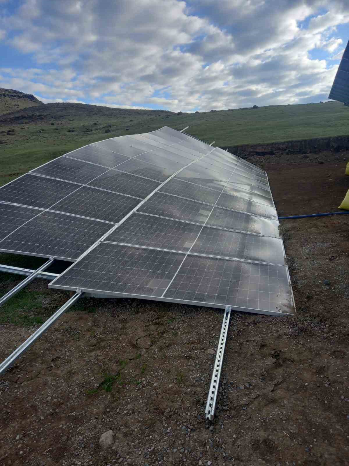 Akyaka’da rüzgar ısı sitemlerini uçurdu
