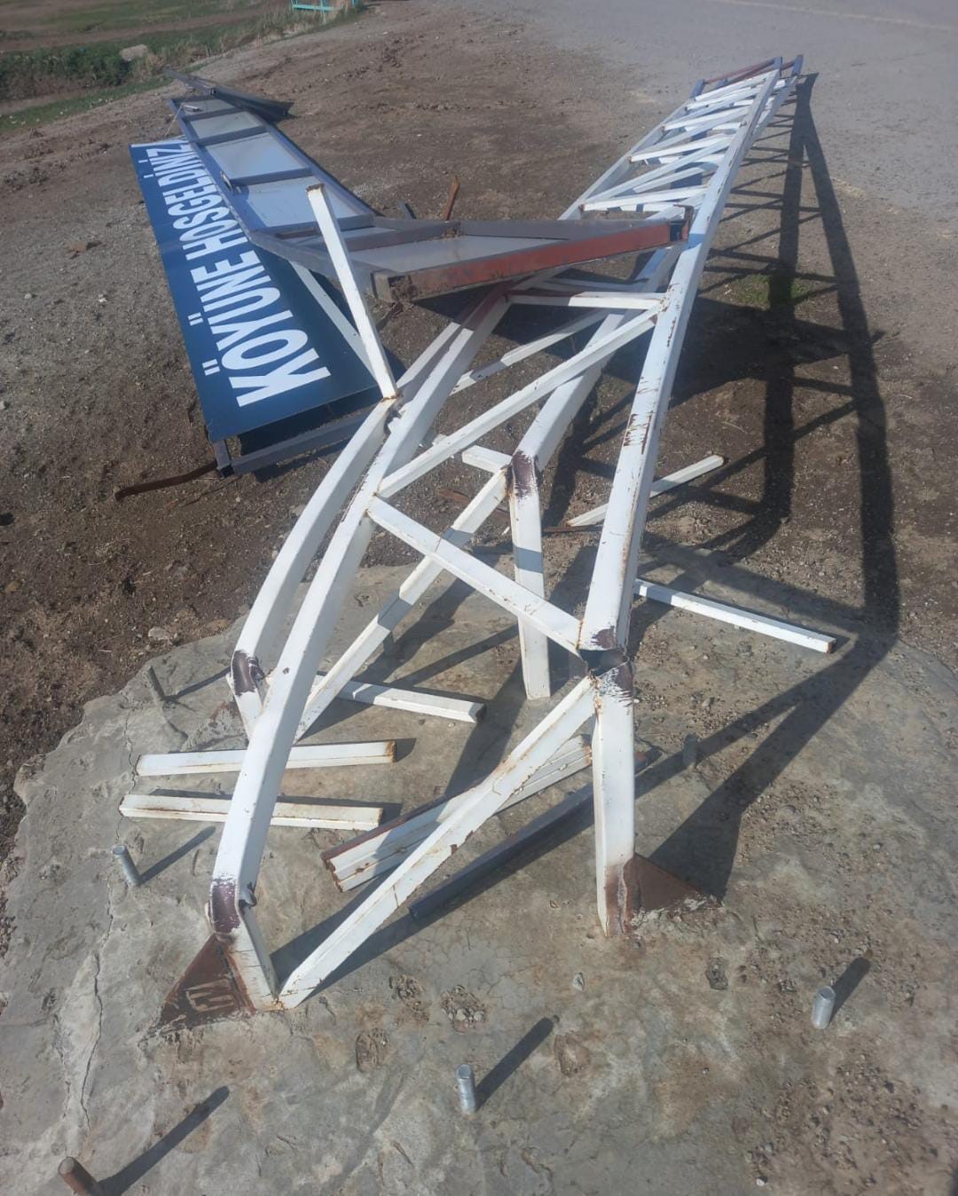 Akyaka’da rüzgar ısı sitemlerini uçurdu