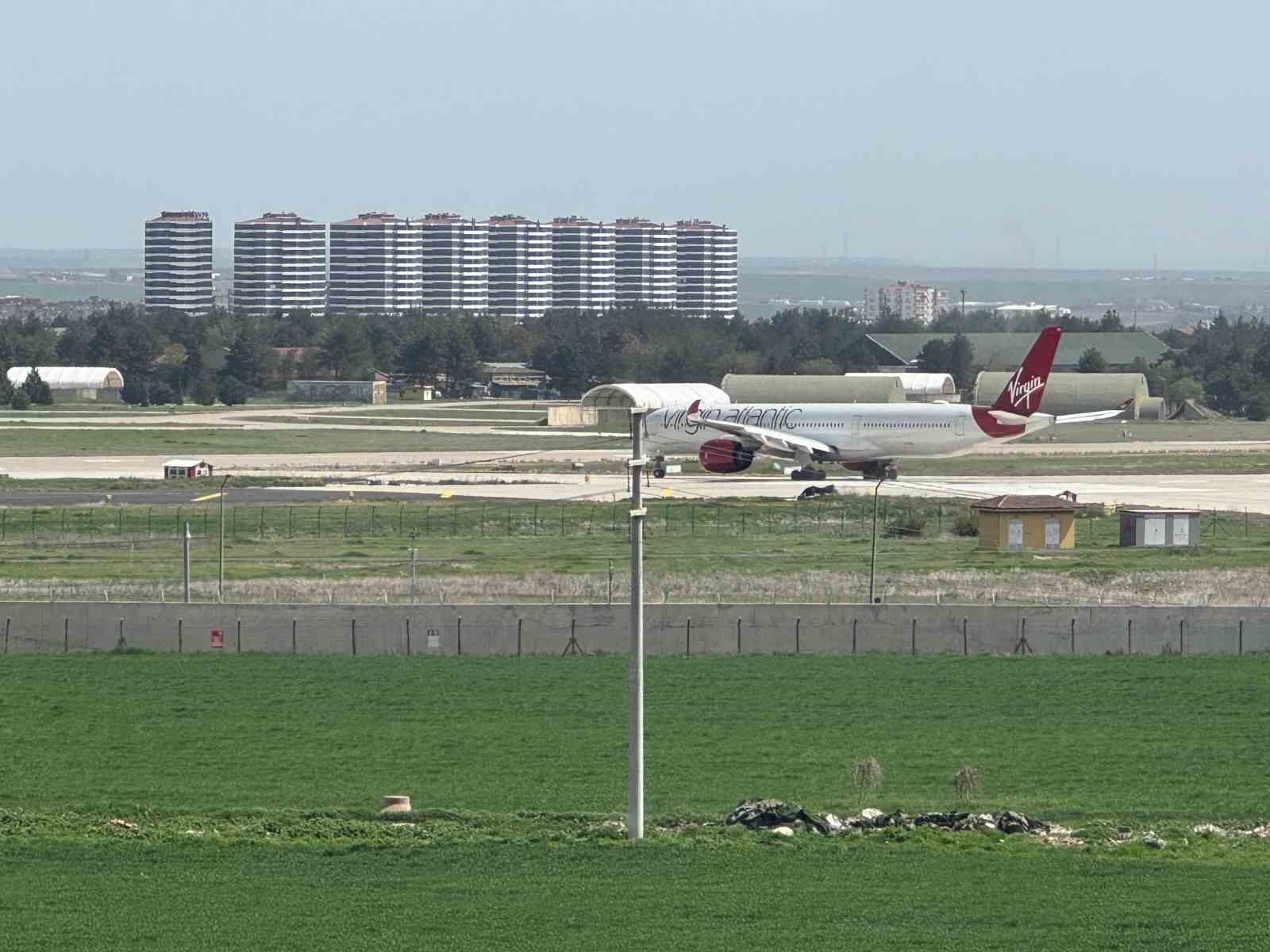 Diyarbakır’da arızası giderilen İngiltere uçağı yeniden Hindistan’a uçtu