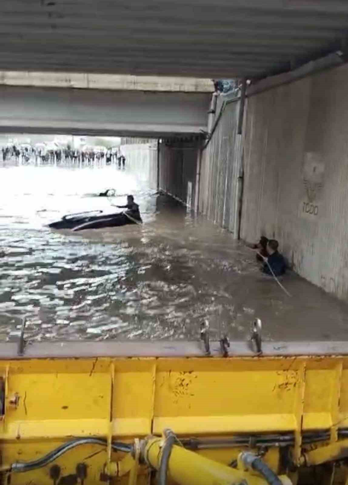 Fırat EDAŞ kepçe operatörü, mahsur kalan sürücüyü kurtardı