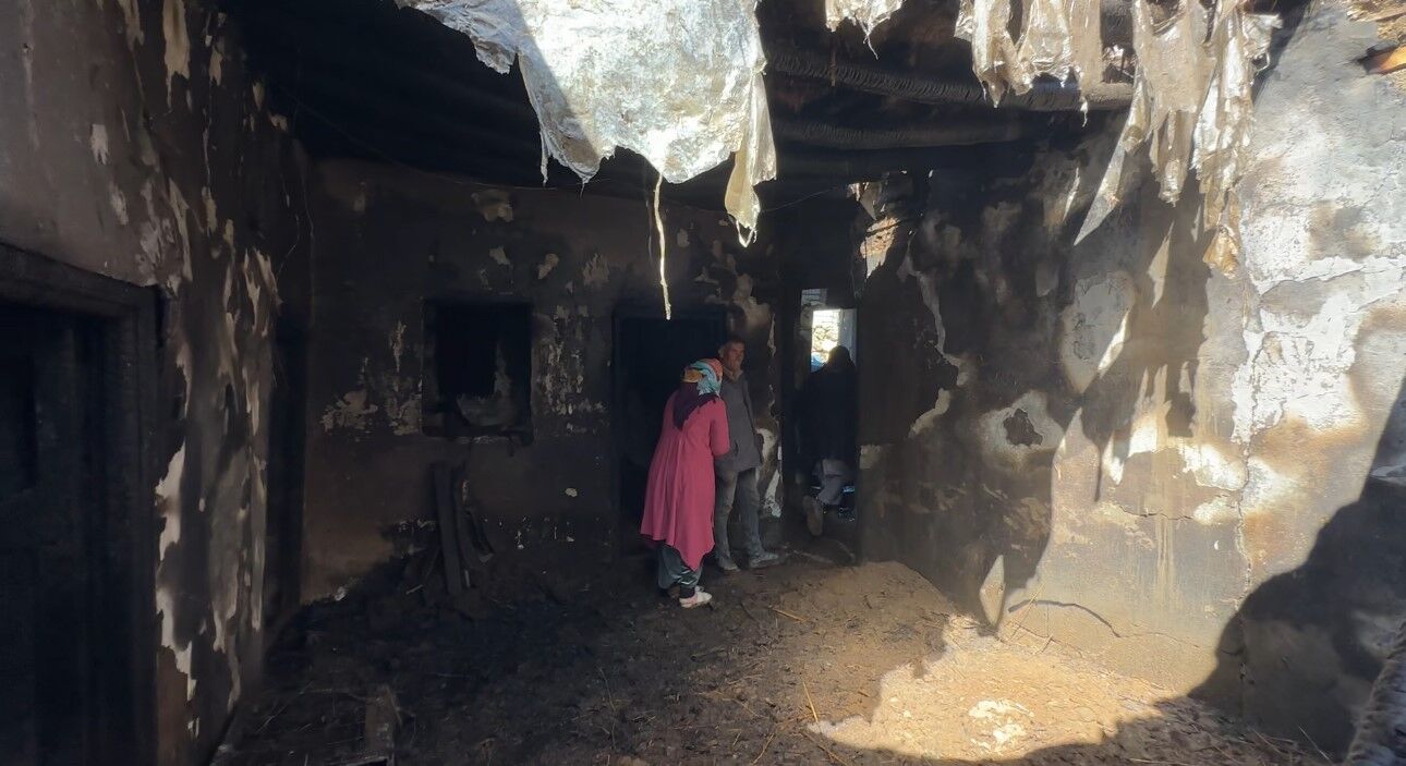 Yüksekova’da çıkan yangında bir ev küle döndü