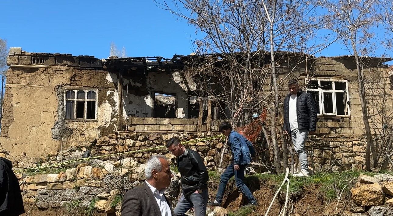 Yüksekova’da çıkan yangında bir ev küle döndü