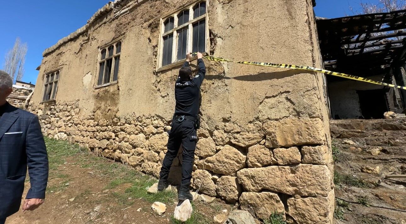 Yüksekova’da çıkan yangında bir ev küle döndü