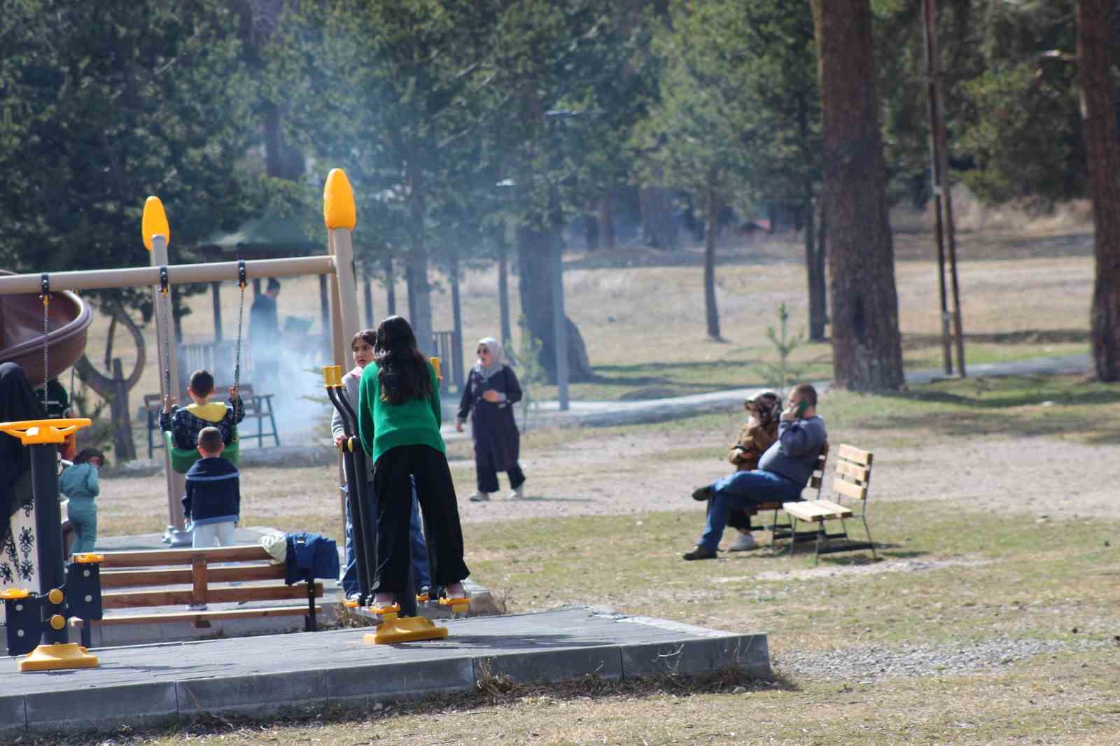 Kars’ta güneşli havanın tadını çıkaran vatandaşlar sokaklara akın etti