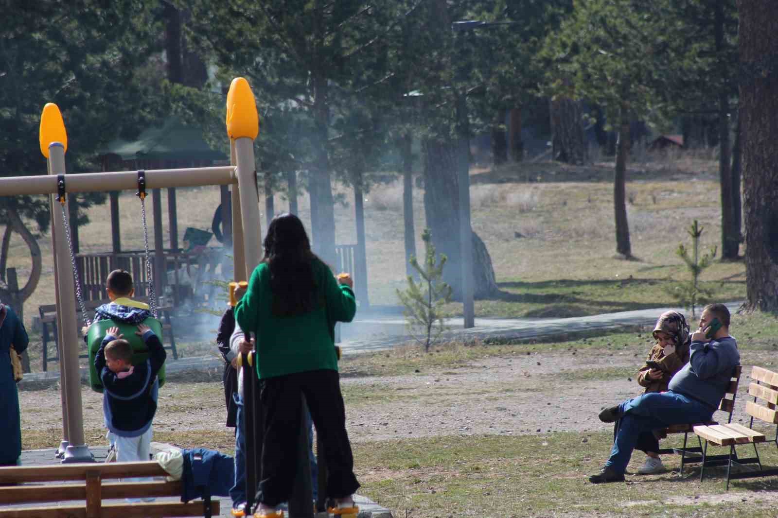 Kars’ta güneşli havanın tadını çıkaran vatandaşlar sokaklara akın etti