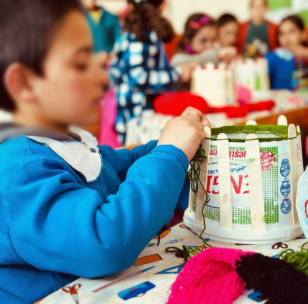 Diyadin’de minik öğrenciler yoğurt kovalarından atkı örüyor