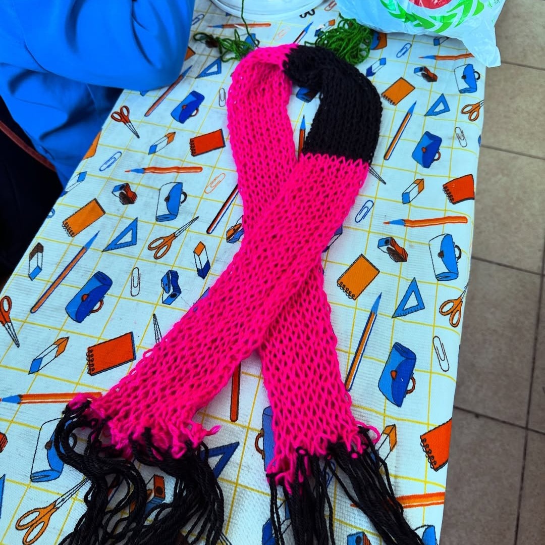 Diyadin’de minik öğrenciler yoğurt kovalarından atkı örüyor