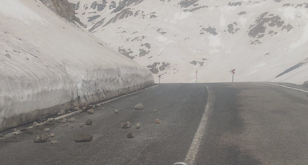 Van’da kara yoluna düşen taşlar tehlike oluşturuyor