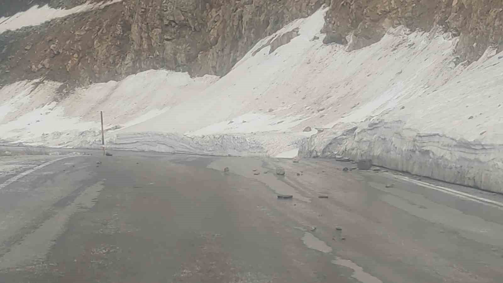 Van’da kara yoluna düşen taşlar tehlike oluşturuyor