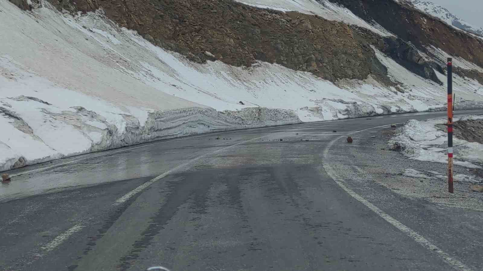 Van’da kara yoluna düşen taşlar tehlike oluşturuyor